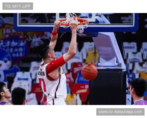 角田裕毅多次变线防守诺里斯,被罚5秒引发争议 角田裕毅多次变线防守诺里斯,被罚5秒引发争议