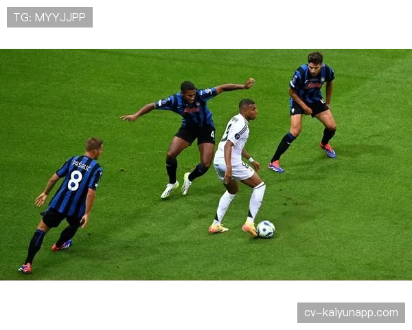 特写：在西甲举办的全球业余足球赛中，冠军奖品是欧冠决赛虚拟现场观赛权